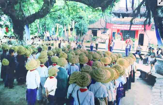 Mũ rơm- Hình ảnh học sinh Việt đội đi đến trường
